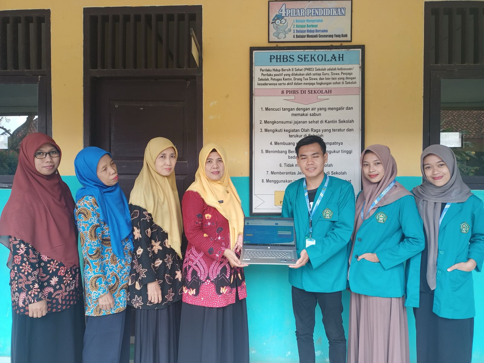 Dosen dan Mahasiswa UMNU Kebumen Serahkan Sistem PPDB Online ke SD N 4 Gumelem Kulon Banjarnegara